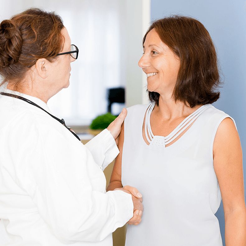 aerztin-begruesst-patientin-iStock-175500033-1